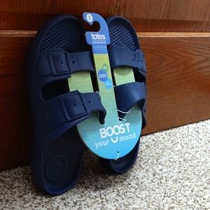 NWT totes men shoes, size 9, dark blue color.